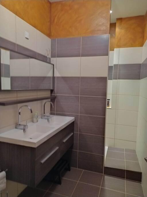 Appartement Spacieux Avec Grand Patio, 1Er Etage Sigean Exterior photo